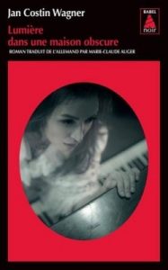 lumiere-dans-une-maison-obscure-771478-250-400