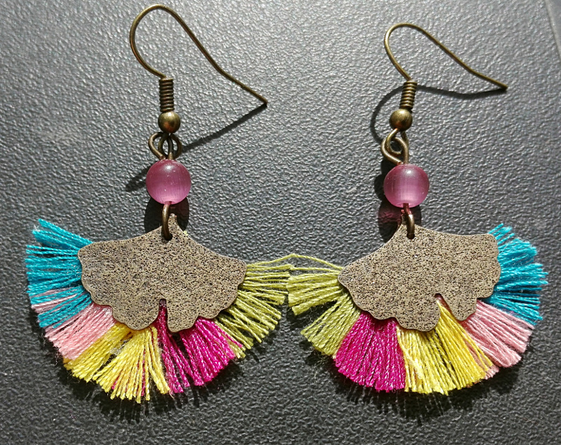 Pompons multicolores et feuilles de ginkgo