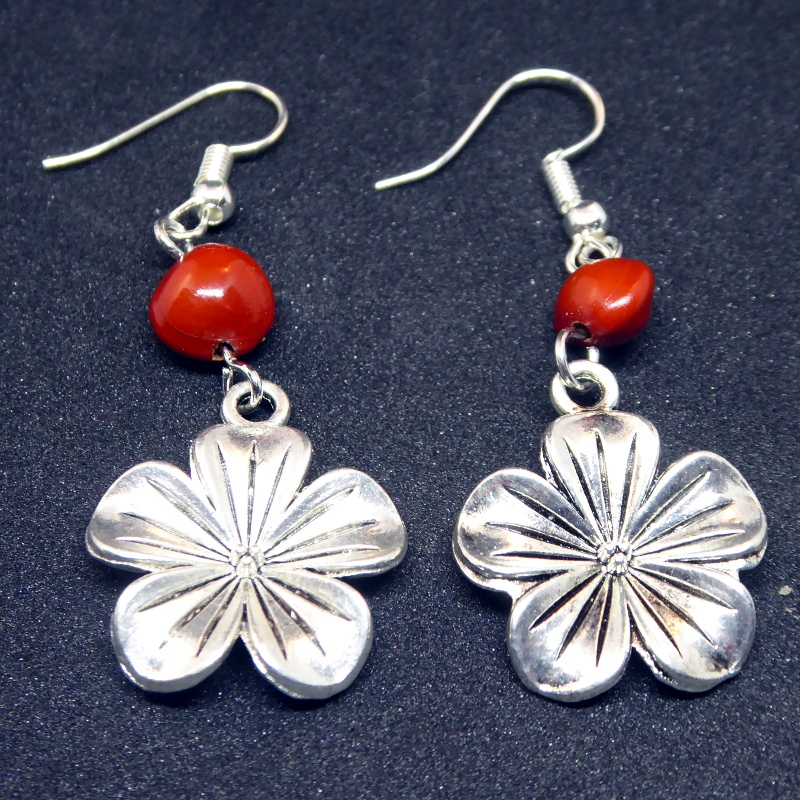 Fleur et graine rouge