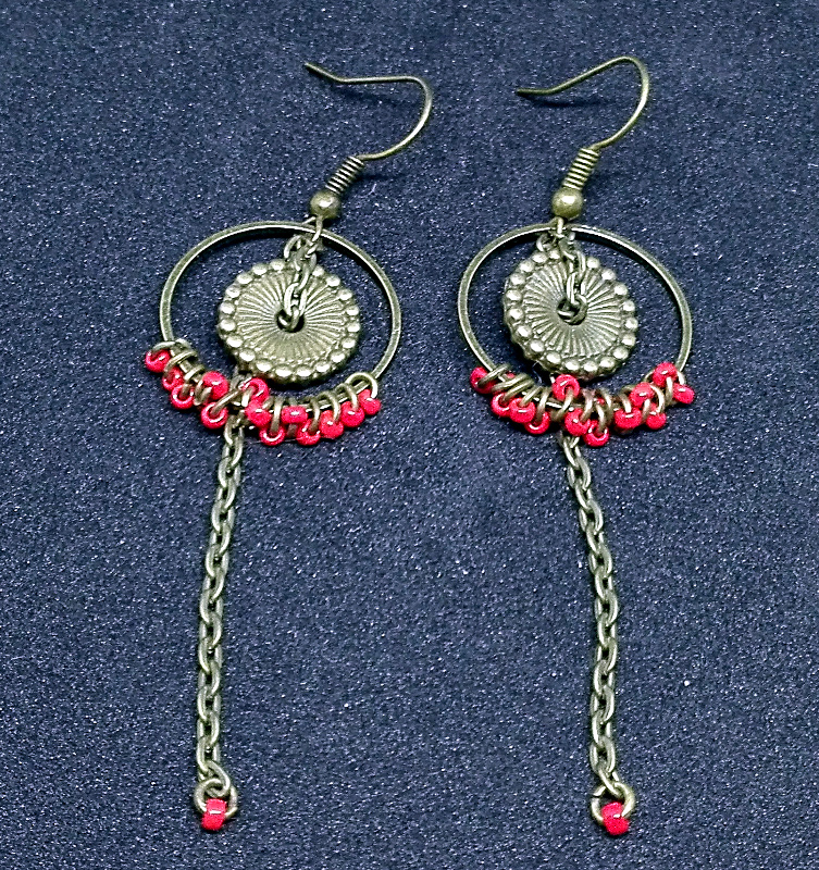 Perles rouges et anneau laiton
