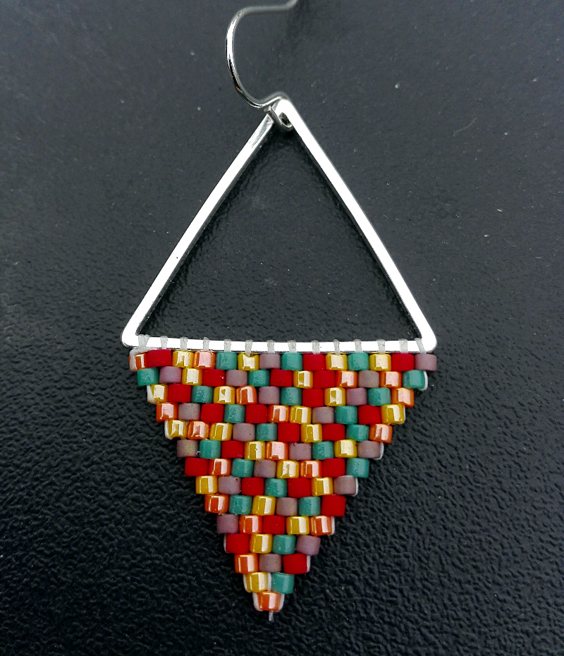 Tissage multicolore en triangle